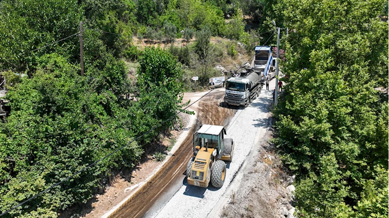 Antalya-Isparta bağlantı yolunda asfaltlama çalışması yapıldı