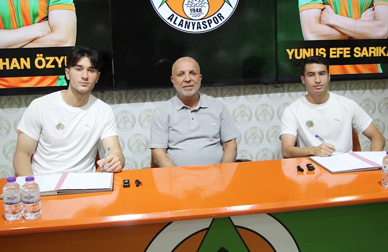 Alanyaspor, kadrosuna kattığı 2 genç futbolcu ile sözleşme imzaladı