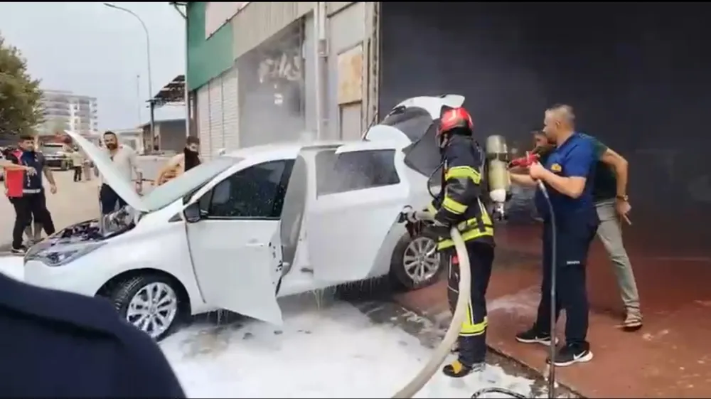 Osmaniye’de yanan elektrikli otomobil güçlükle söndürüldü