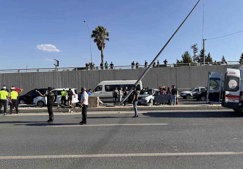 Kahramanmaraş’ta aydınlatma direğine çarpan otomobildeki 3 kişi yaralandı