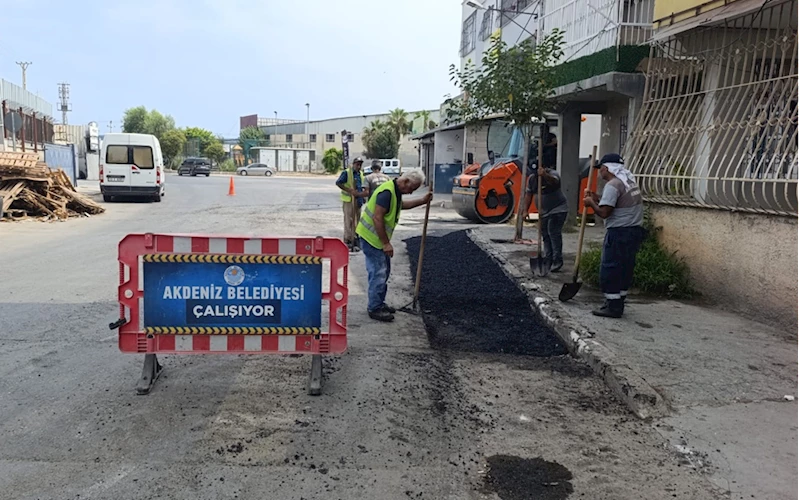 Akdeniz ilçesinin sokaklarında yenileme ve düzenleme çalışması yapılıyor