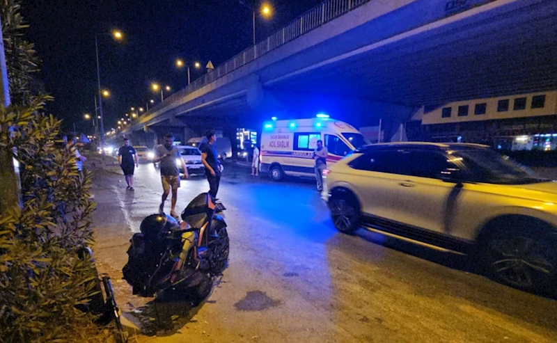 Antalya’da otomobil ile çarpışan motosikletteki iki kişi yaralandı