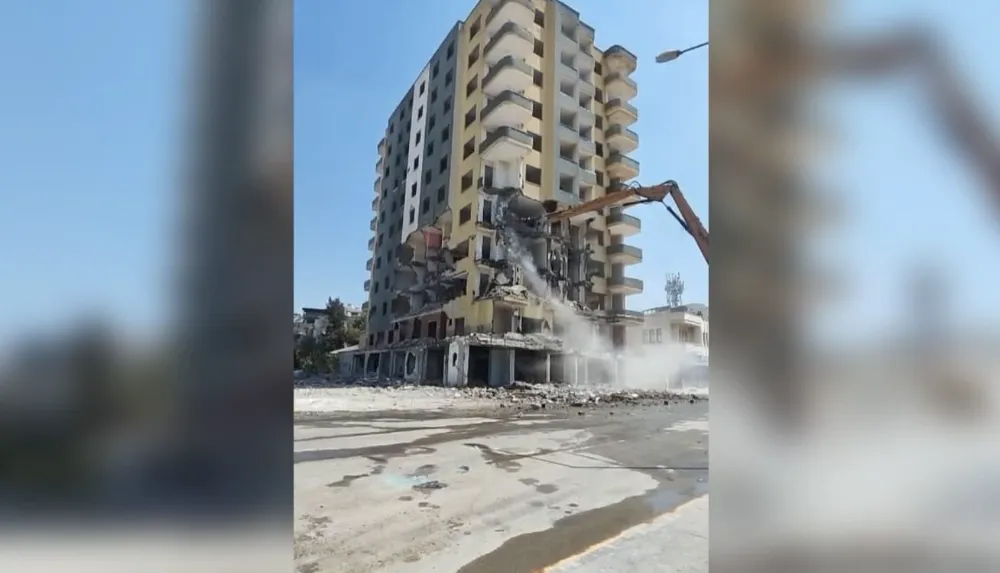 Osmaniye’de son orta hasarlı yüksek katlı bina yıkıldı