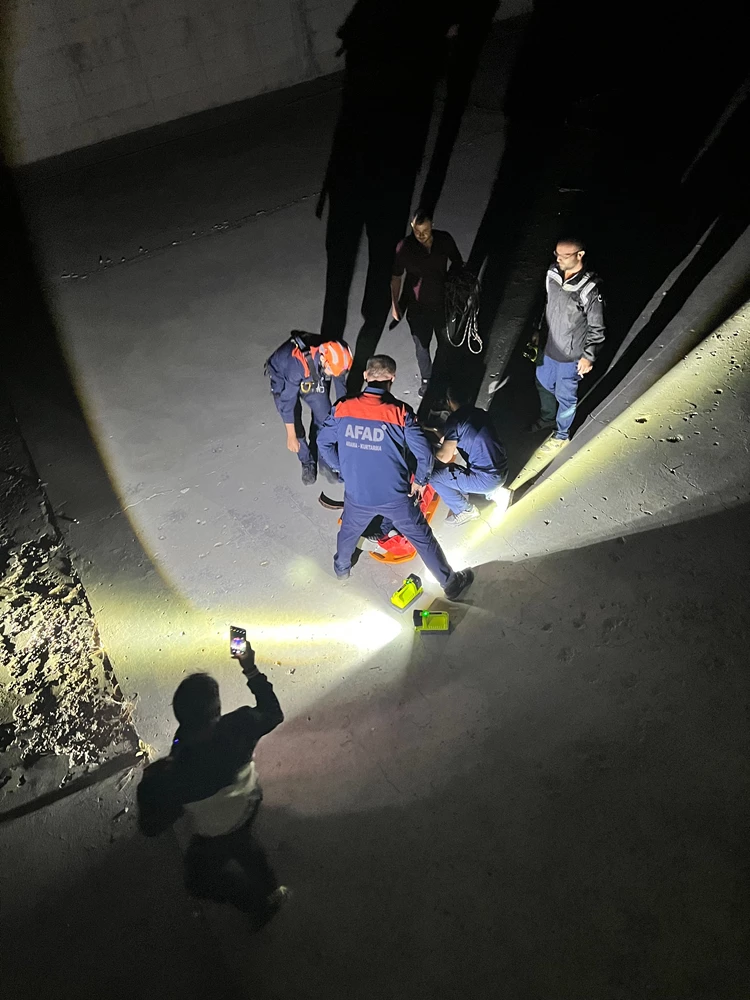 Baraj kenarındaki 4 metre yükseklikten düşen kişiyi AFAD kurtardı