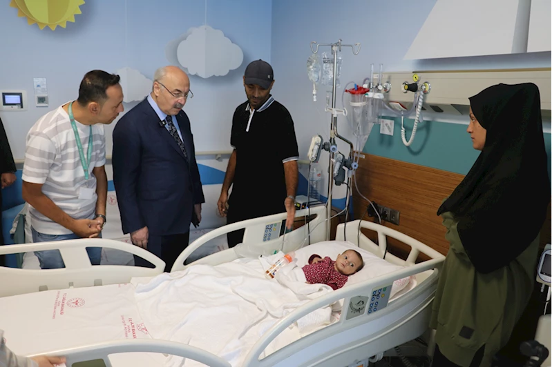 Adana Valisi Köşger, evlatlarını kaybeden Gazzeli aileye taziye ziyaretinde bulundu 