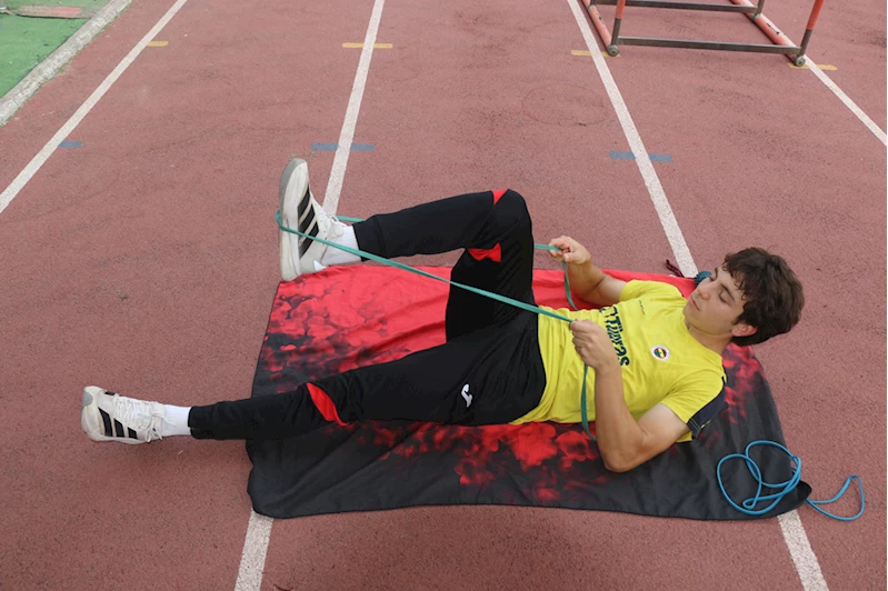 Antrenör annesinin yönlendirmesiyle atletizme başlayan genç, hayalini kurduğu milli formayı giydi