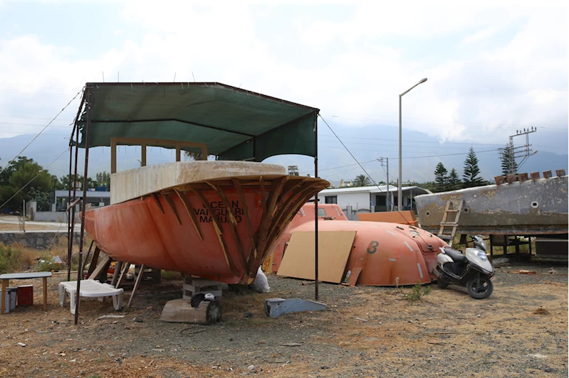 Hataylı balıkçı kullanılmayan gemi parçalarını motoryatlara dönüştürüyor