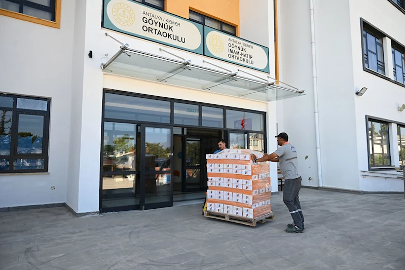 Kemer Belediyesi 6 bin 500 öğrenciye kırtasiye malzemesi dağıttı