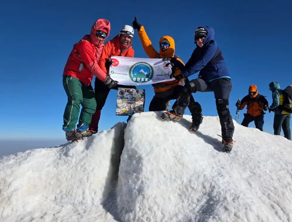 Osmaniyeli Dağcılar, 30 Ağustos Zafer Bayramı’nda Ağrı Dağı’na zirve tırmanışı gerçekleştirdi