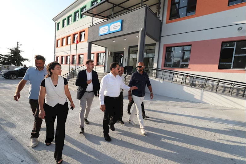 Hatay Valisi Mustafa Masatlı, yapımı tamamlanan okulda incelemelerde bulundu