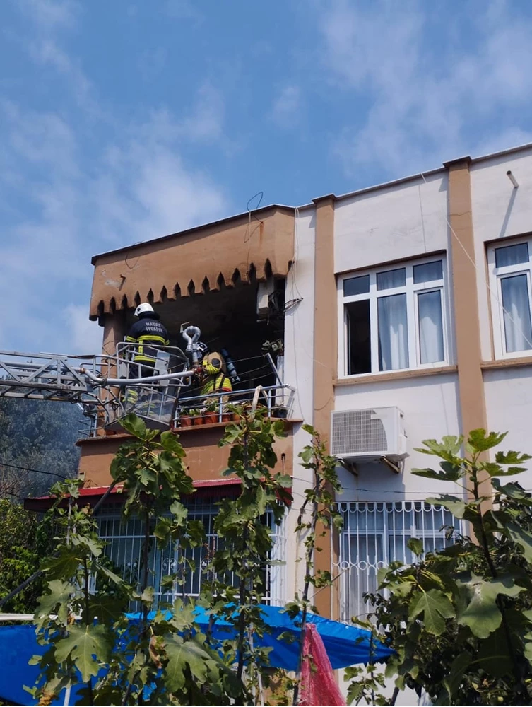 Erzin ilçesinde evde çıkan yangın söndürüldü 