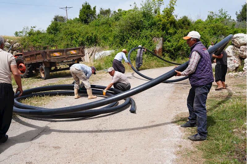 Erdemli Belediyesi çiftçilere sulama borusu desteğinde bulundu