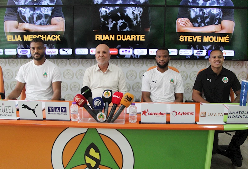 Alanyaspor, kadrosuna kattığı 3 oyuncu için imza töreni düzenledi