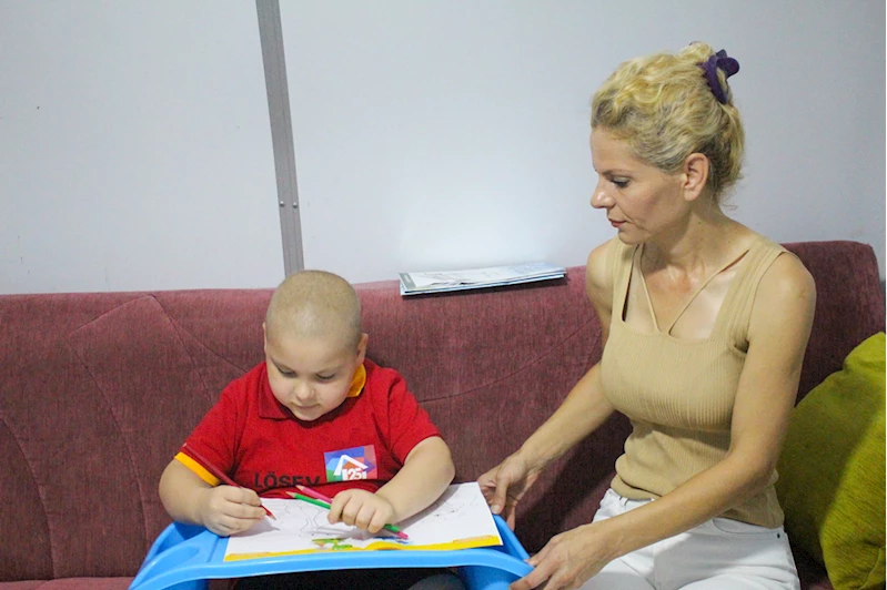 Kanserle mücadeleyi oğlunda kazanan anne kendi savaşında da galip gelmek istiyor