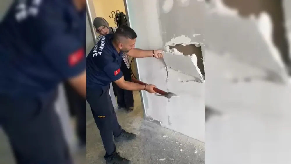 Otogarda duvara sıkışan yavru kedi itfaiye tarafından kurtarıldı