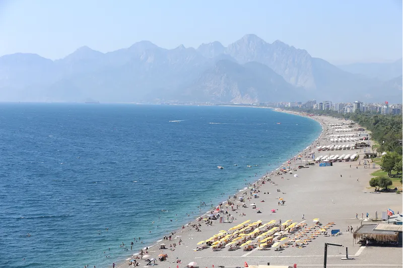 Antalya sahillerinde yoğunluk sürüyor