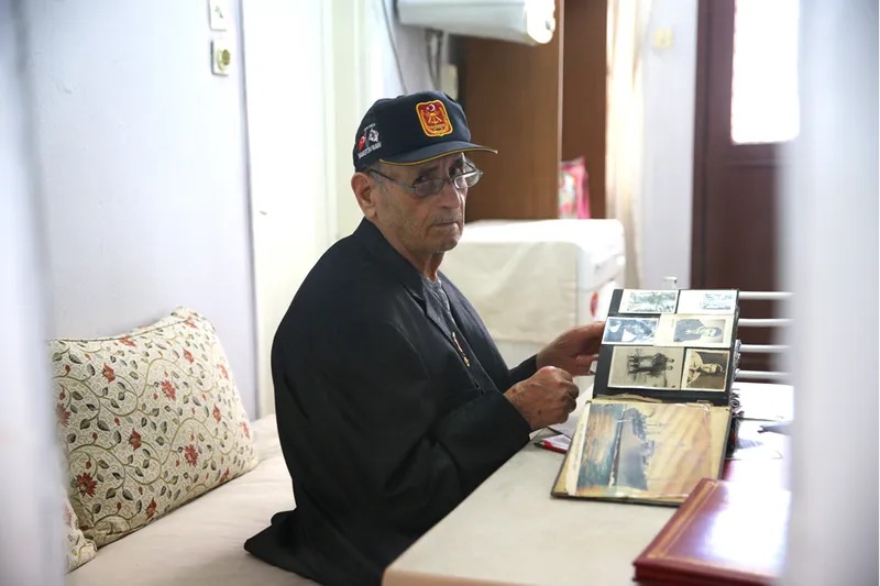 Savaşa gönüllü giden 95 yaşındaki Kore gazisi, madalyasını onurla taşıyor