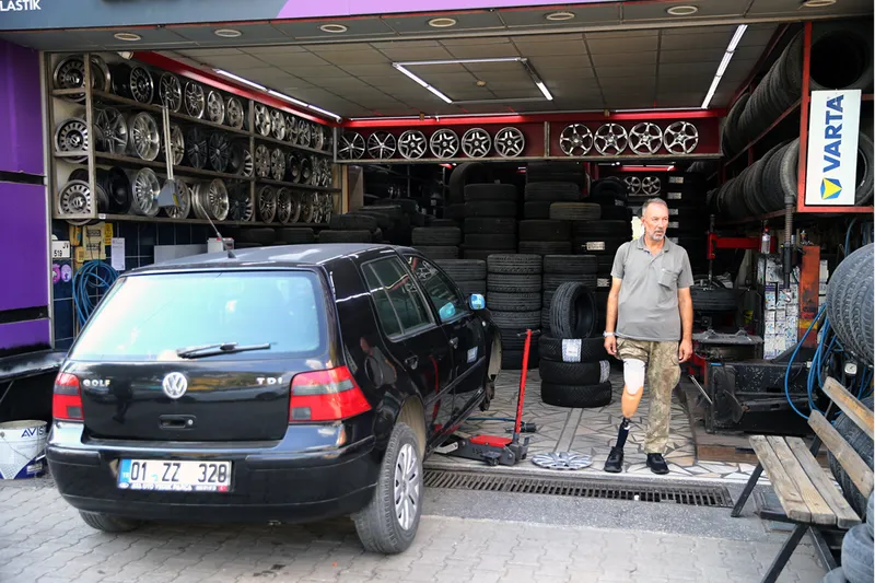 İş hayatından kopmayan gazi 21 yıldır protez bacağıyla dükkanının yolunu tutuyor 