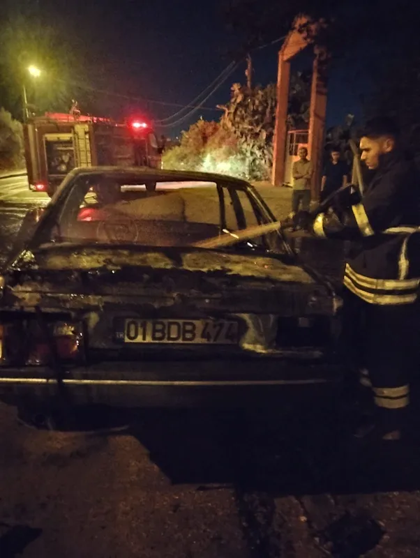 Adana’da park halindeki otomobil yandı