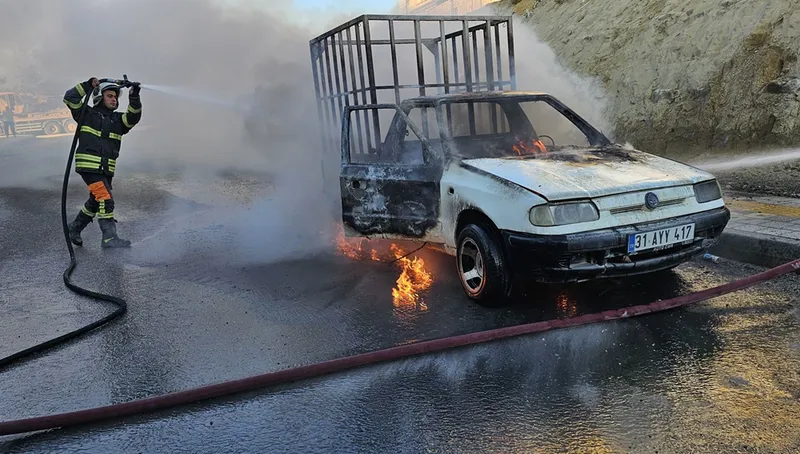 Defne ilçesinde park halindeki kamyonette çıkan yangın söndürüldü