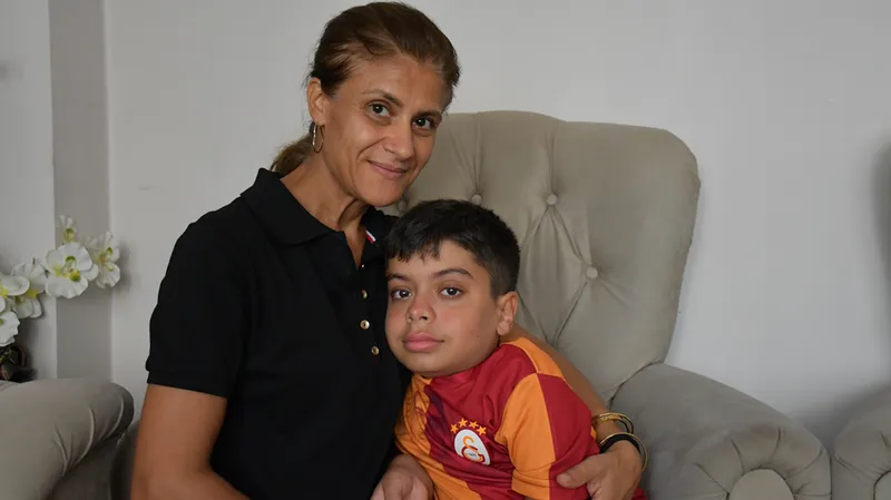 Morquio sendromlu Deniz, annesinin ilgisi ve şefkatiyle sosyalleşiyor