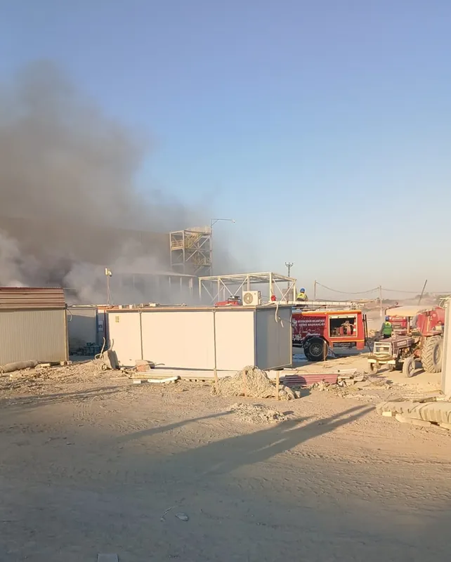 Mersin’de fabrika konteynerlerinde çıkan yangın söndürüldü