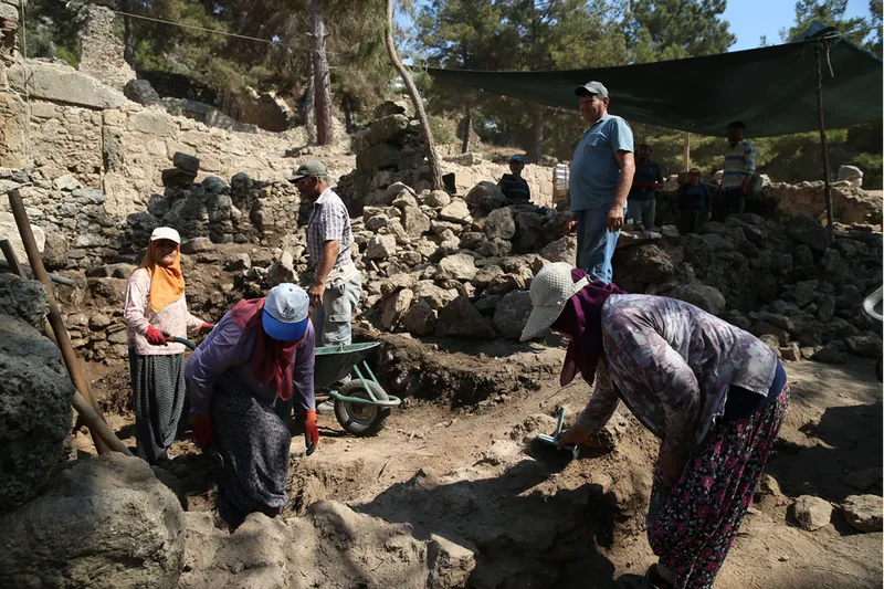 Syedra Antik Kenti kazılarında bölge halkı da görev alıyor