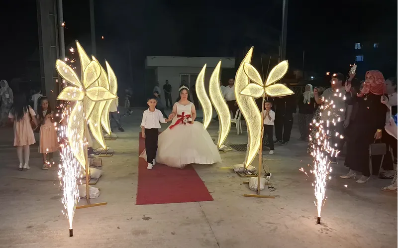 Down sendromlu kızının düğün hayalini gerçekleştirdi