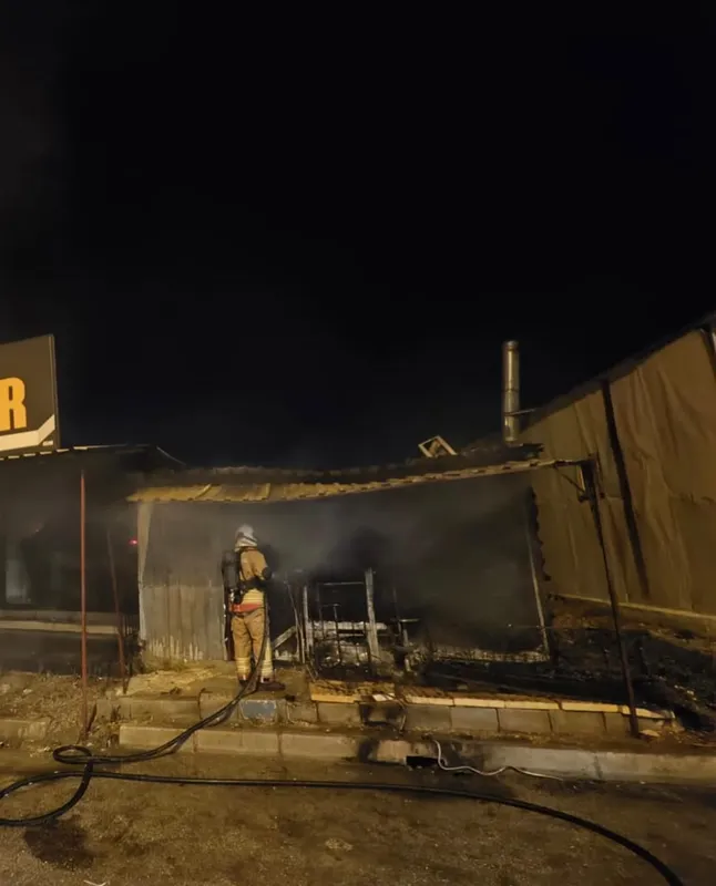 Antakya ilçesinde lokantada çıkan yangın söndürüldü