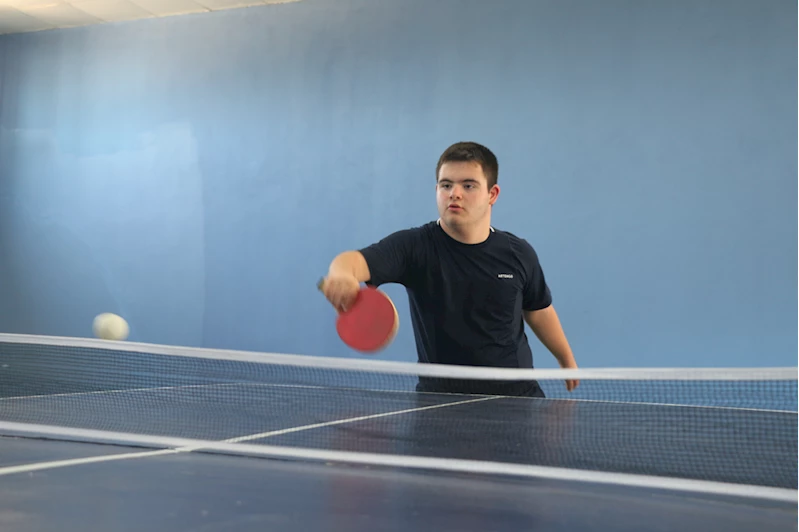 Down sendromlu masa tenisçi Göktuğ Onur, milli takıma girmek için raket sallıyor