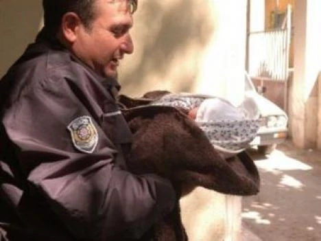 Sokağa atılan bebek devlet korumasına alındı