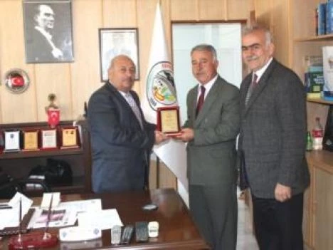 Tüysüz Belediye Başkan Demirci?ye Teşekkür plaketi