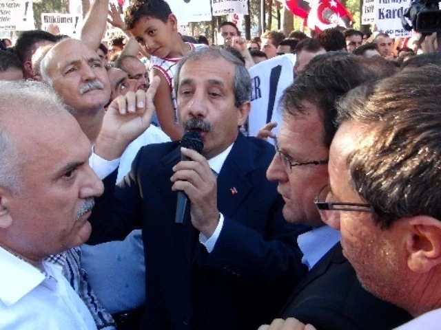 Hatay?da bir grup yol kapatarak konteynerleri ateşe verdi