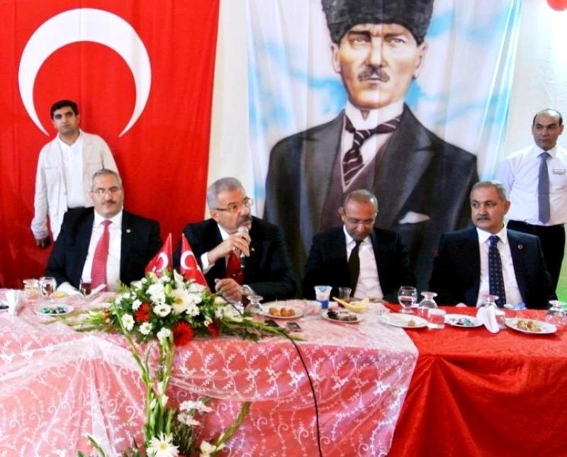 Osmaniyeliler Cumhuriyet Meydanı`nda bayramlaştı