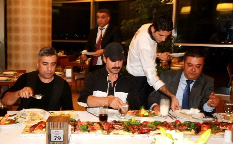 Adana kebabı Özcan Deniz?e diyet bozdurdu