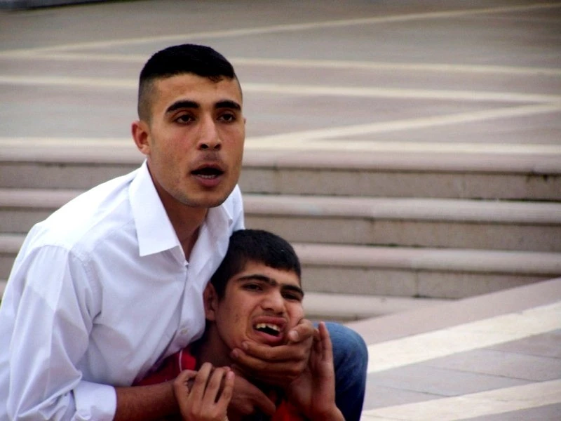 Kardeşini jiletle kesmek istedi