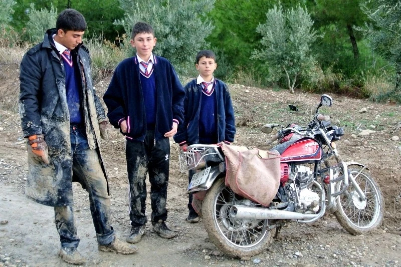 Servise motosikletle yetişmeye çalışan öğrenciler kaza yaptı