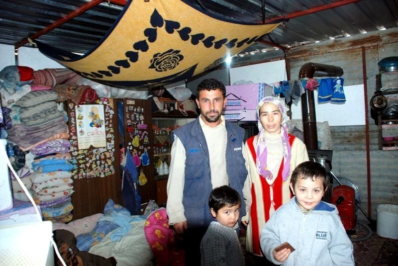 Yağmurdan korunmak için evin tavanına battaniye astılar