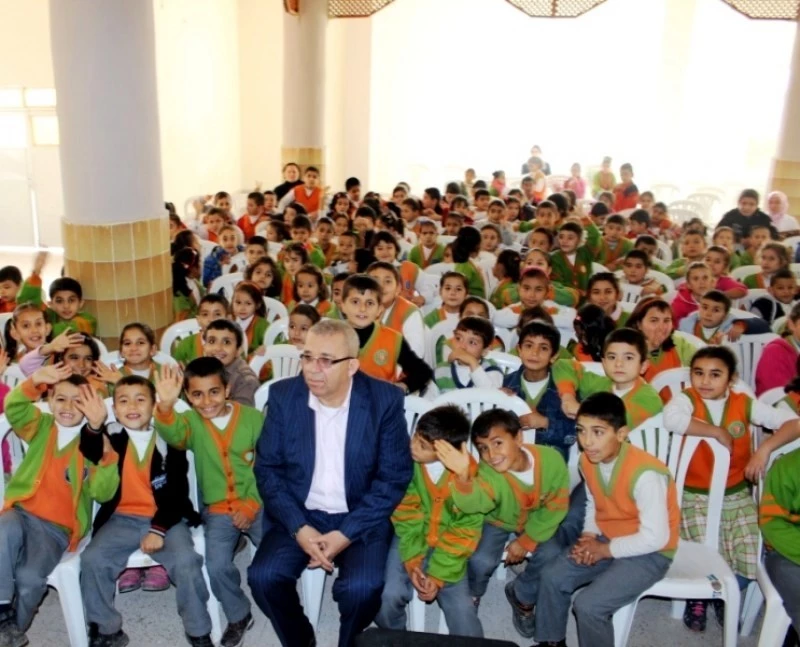 Toprakkaleli çocuklar bir kez daha tiyatro ile buluştu