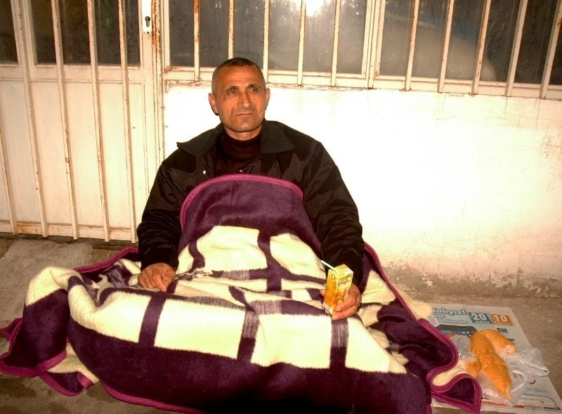 Evinden uzaklaştırılan adam sokakta yatıp kalkıyor