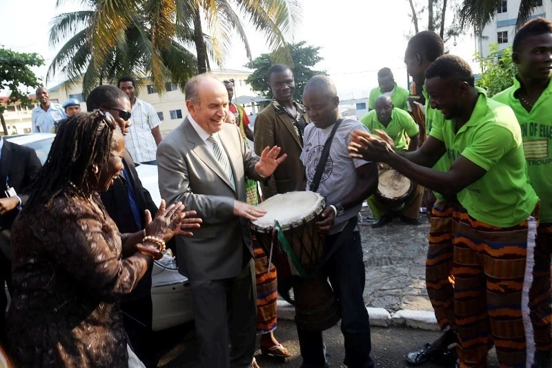 Topbaş?a Liberya?da davullu karşılama