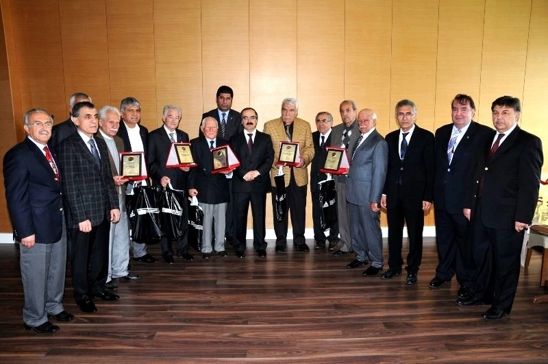 Adana Demirspor?un efsane futbolcularına Vali Coş?tan plaket