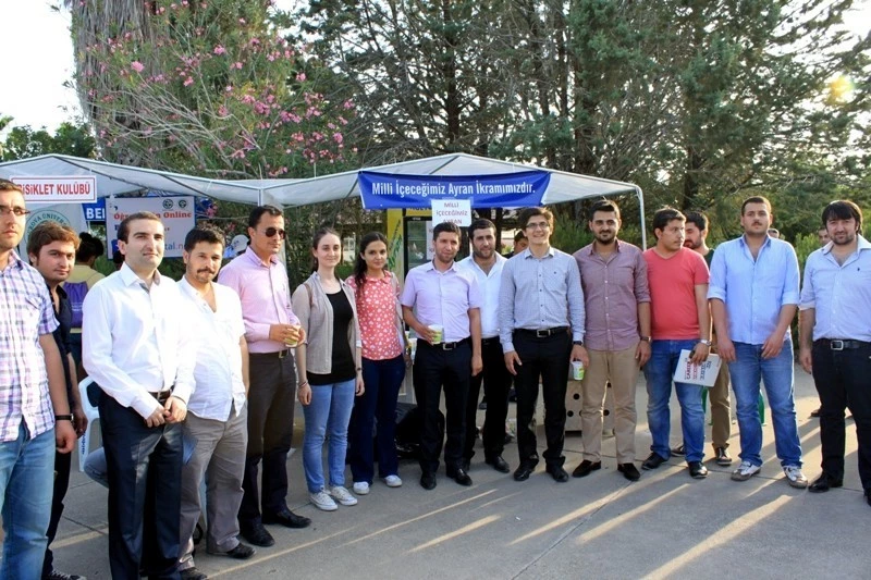 AK Parti Adana İl Gençlik Kolları Bahar Şenliğinde Ayran Dağıttı?