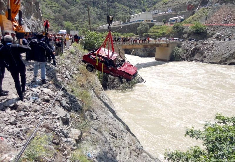 Çoruh Nehri`ne düşen otomobil, içinde 2 cesetle çıkarıldı