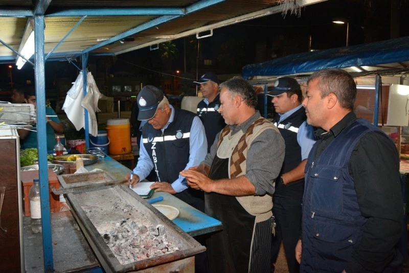 Zabıta seyyar kebapçıları denetledi