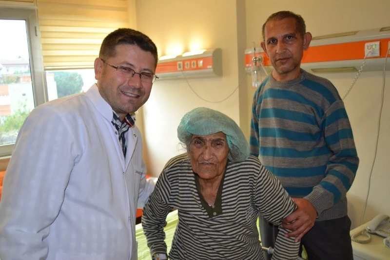 Kalça kırığı ameliyatı oldu, 24 saat sonra yürüdü