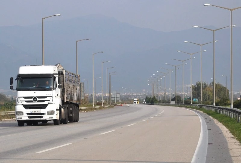 Park halindeki demir madeni yüklü TIR?ın Dorsesini çaldılar