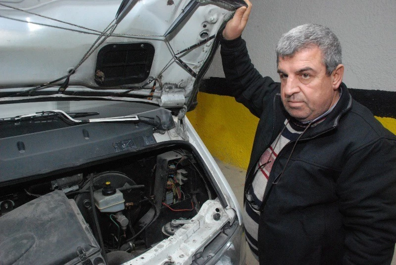 Parti minibüsünün aküsünü çaldılar