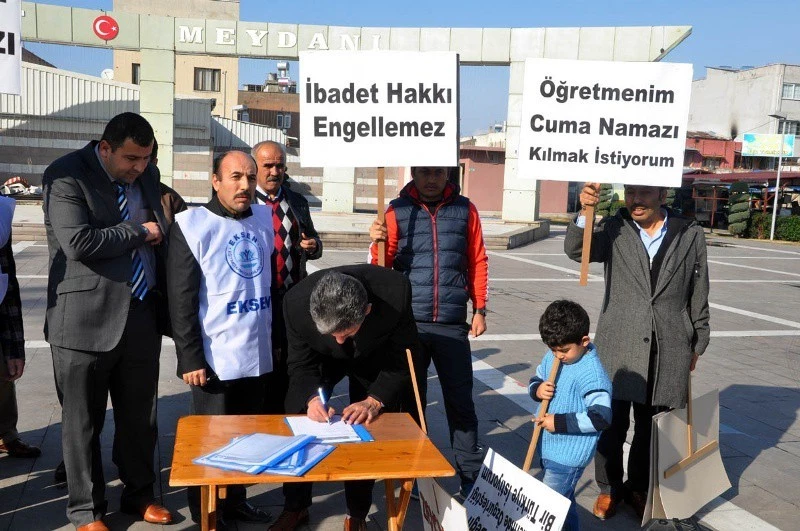 Cuma namazı kılabilmek için imza kampanyası başlattılar