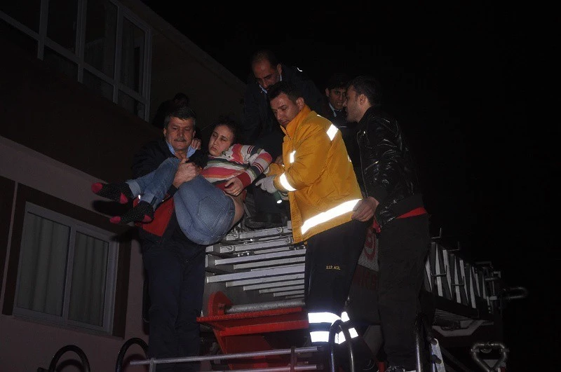İntihara kalkışan itfaiye ekipleri merdivenle kurtardı